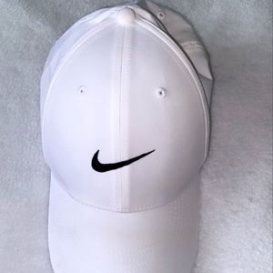 White Nike men’s cap